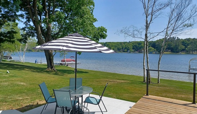 Charming Cottage on Stony Lake in Shelby, Michigan with AC, WiFi