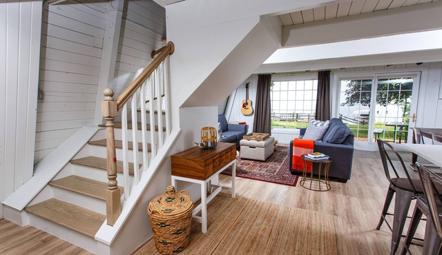 Charming Cottage on the Bay - 20 minutes to Sturgeon Bay or Green Bay!