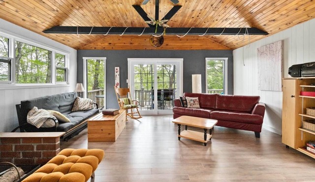 Charming Cottage on the Lake - Family and Pet Friendly