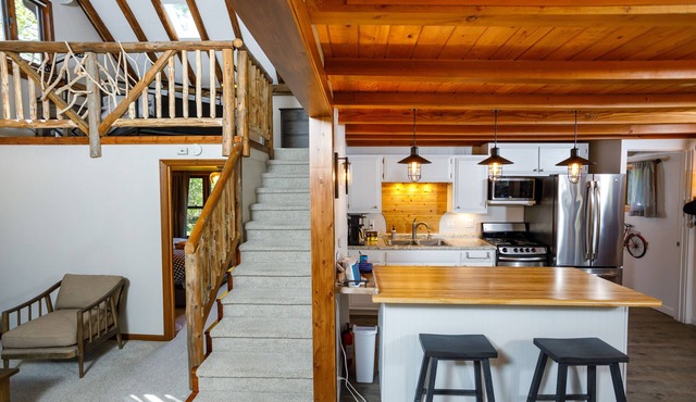 Charming cottage on 5 acres! Whispering Pines