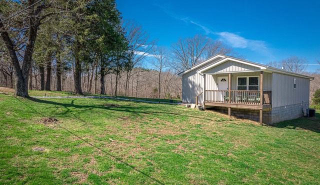 Charming cottage on 6 acres with private hot tub, cozy deck & firepit