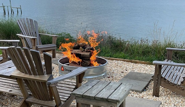 Charming cottage on Chesapeake Bay with private sand beach and 1 acre to play on