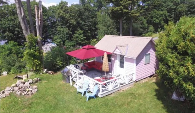 Charming cottage on the Great Sacandaga Lake, perfect for a relaxing getaway