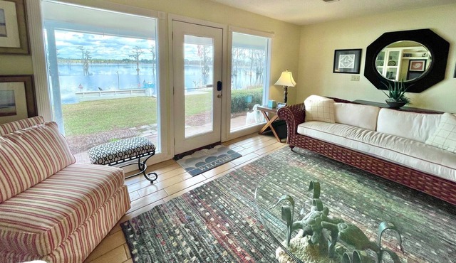 Charming Cottage on Kennedy Pond with Beautiful Views!