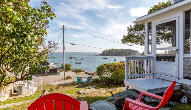 Charming cottage overlooking picturesque Five Islands Harbor