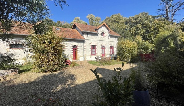 Charming cottage, private garden, near Tours, pets allowed