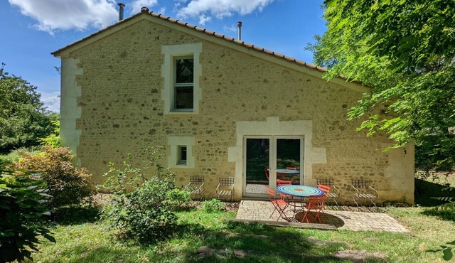 Charming Cottage: Private Garden, Accessible, Baby-Friendly, Nature Retreat with Fishing & Hiking