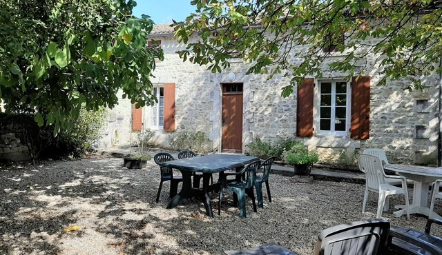 Charming Cottage: Private Courtyard, Fireplace, Near Angoulême, Baby-Friendly, Pets Welcome