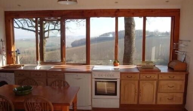 charming cottage, private pool, panoramic view in the wooded park of the Castle