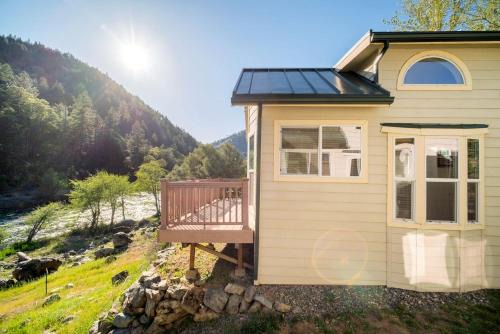 Charming Cottage Rental with Fabulous Views of the Trinity River in Northern California