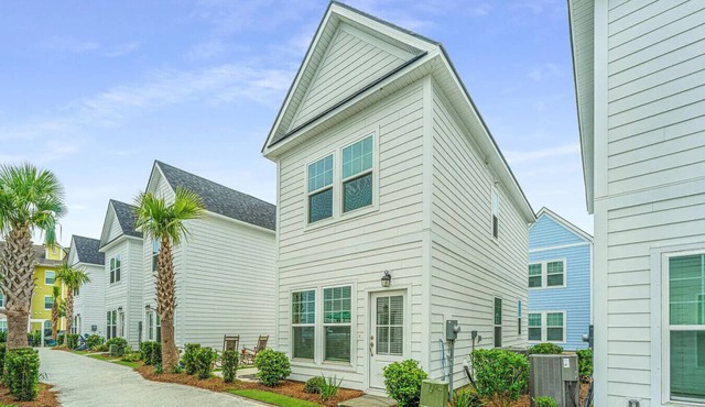 Charming Cottage-resort style pool, pickleball