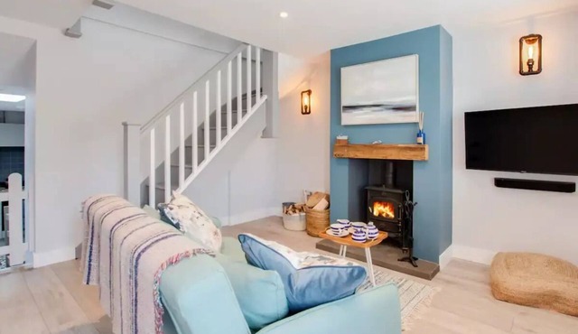 Charming Cottage Retreat by Ferryside Beach and steps from Welsh Coastal Path