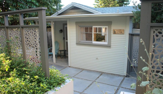 Charming Cottage Retreat in Silver Lake w Terrace- 30 Night Minimum