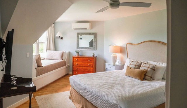 Charming Cottage Room at The Inn at Stinson Vineyards