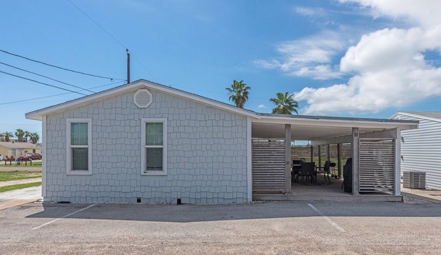 Charming cottage! Short golf car ride to the beach! Pet friendly!