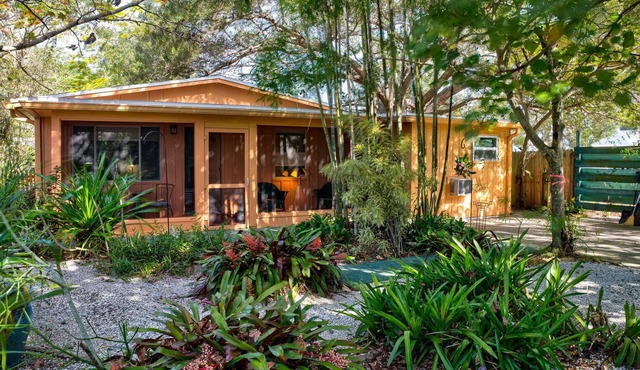 Charming Cottage short distance to Downtown Sarasota