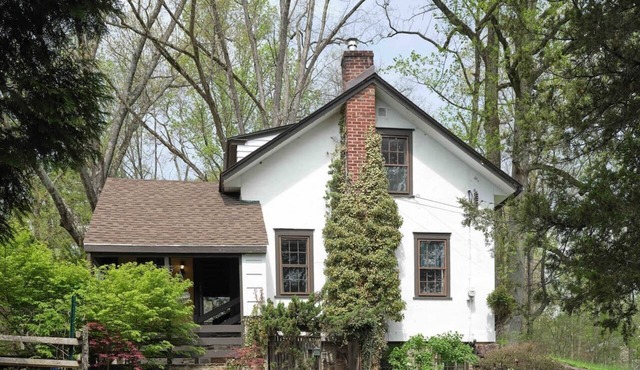 Charming cottage situated between New Hope Boro and Peddlers Village