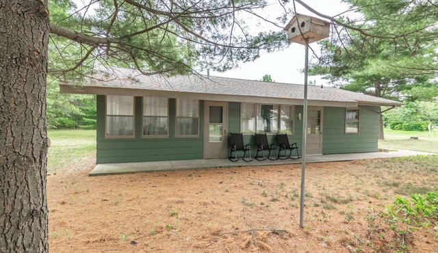 CHARMING COTTAGE STEPS FROM CASTLE ROCK LAKE - PET FRIENDLY