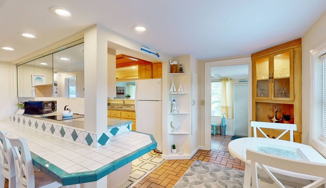 Charming Cottage Steps from Beach - Dog-Friendly with Bikes & Beach Gear