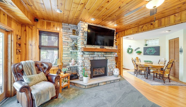 Charming Cottage: Steps to Lake Wandawega!