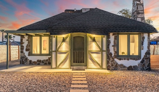 Charming Cottage - Storybook Style - Near Downtown Phoenix!