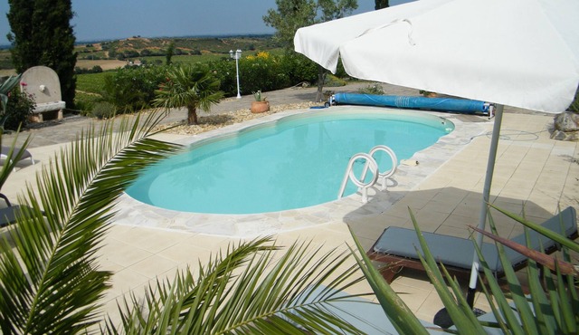 Charming cottage-studio for 2/3 people in a farmhouse of character with panoramic views.