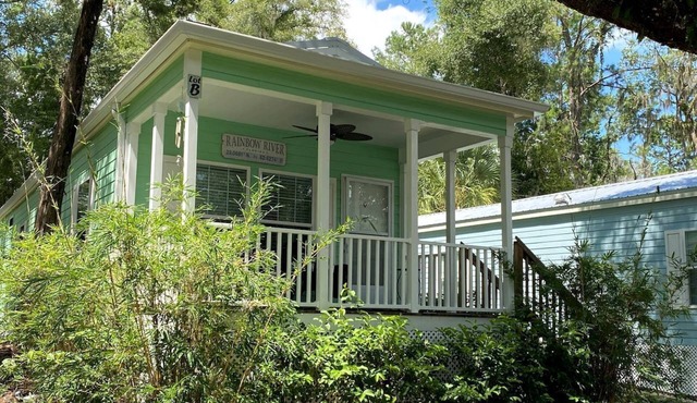 Charming Cottage Surrounded by Trees in Dunnellon, Florida