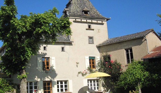 Charming Cottage,tranquil setting, stunning views.Large private garden with pool