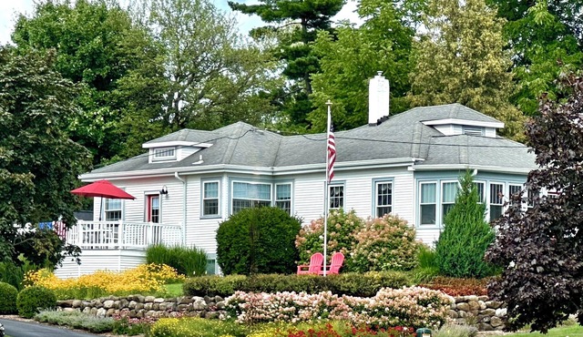 Charming Cottage Two Blocks from Downtown