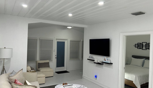 Charming cottage with AC in Boynton Beach - 2 bedrooms