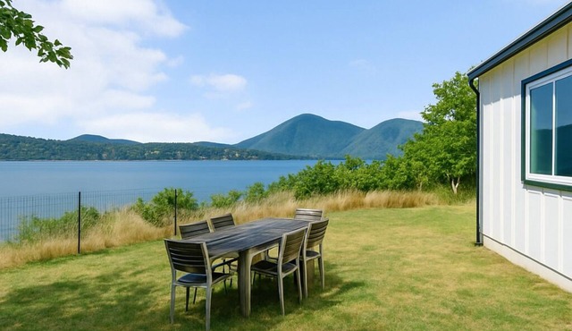 Charming Cottage with Amazing View of Clear Lake