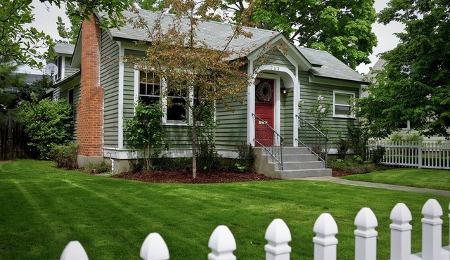 Charming Cottage by the Lake - Family & Pet Friendly - Fort Grounds Neighborhood