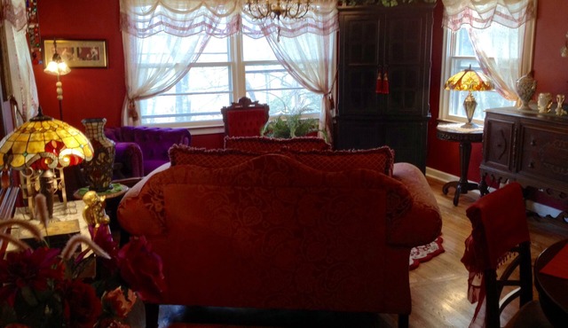 Charming Cottage in Historic District Close to Downtown