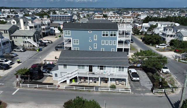 Charming cottage in Fenwick Island - One house off the Ocean Front.