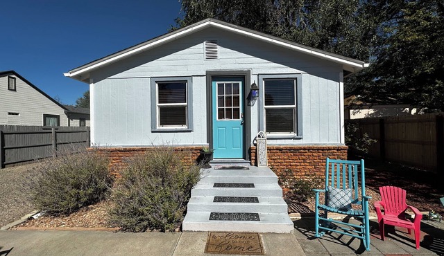Charming cottage minutes away from Downtown
