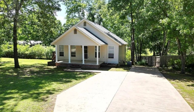 Charming Cottage by Greers Ferry Lake