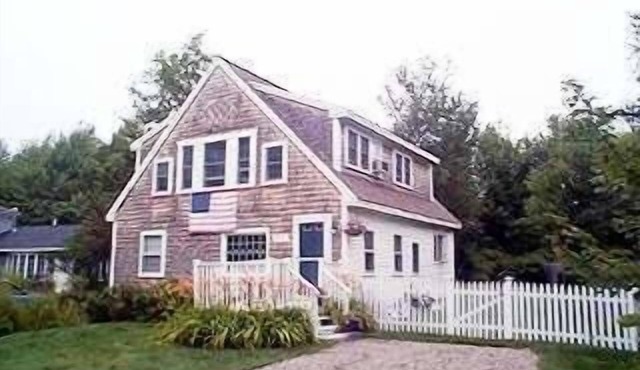 Charming Cottage - Walk to Beach and Dock Square in the Port