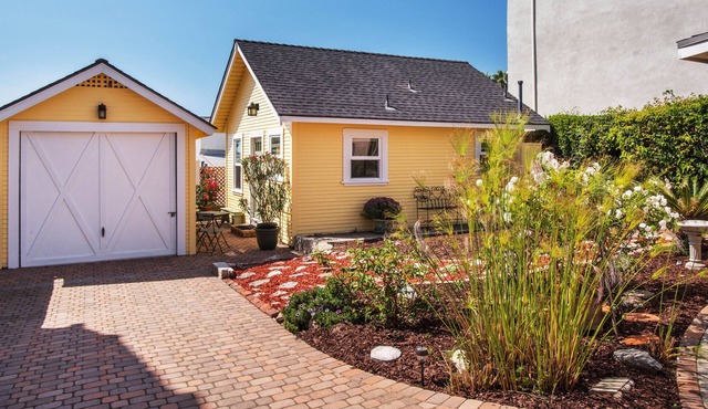 Charming Cottage 1 1/2 blocks to the Beach