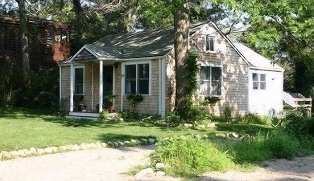 Charming Cottage Near West Chop- Vineyard Haven