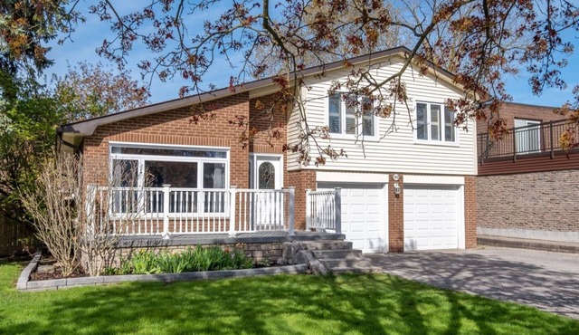 Charming Cottage Vibes in Pickering, Steps from the Mall & GO Train