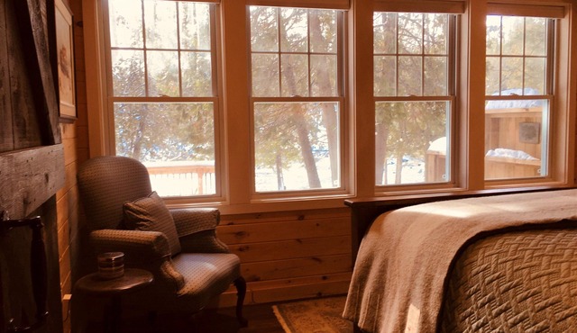Charming Cottage with: Hot Tub; Deck; Wi-Fi; A/C; BBQ; Firepit; Dock: Pets OK!