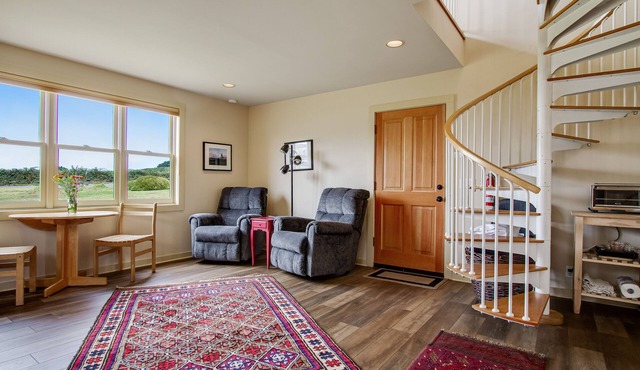 Charming cottage w/dramatic views and fireplace. Ideal location