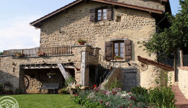 Charming cottage with wood stove, pets allowed