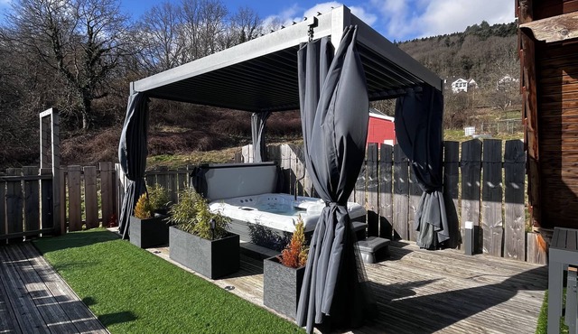 Charming Cottage with Private Outdoor Spa