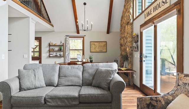 Charming Cottage w/Hot Tub, 3 Min to Marina