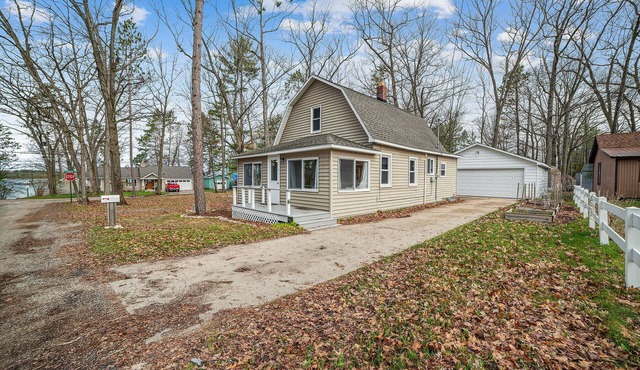 Charming Cottage w/Lake Access and private Fire Pit