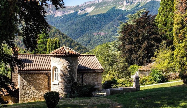 Charming Cottage w/Scenic Views, Garden, Barbecue & Fire Pit. Pet Friendly!