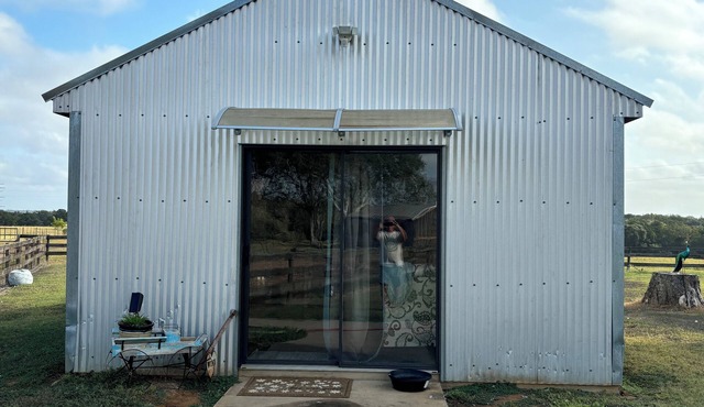 Charming cottage with WiFi and AC in tranquil Roundtop area.