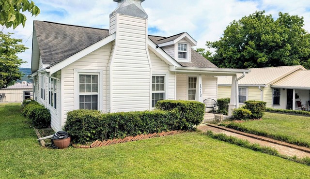 Charming cottage with 3 bed, 2 bath, and amenities in enchanting Guntersville.