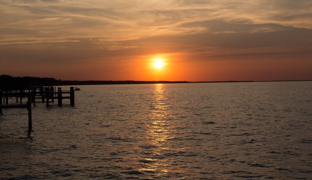 Charming Cottage w/ Water Views, Dock, Amazing Sunrise & Sunsets